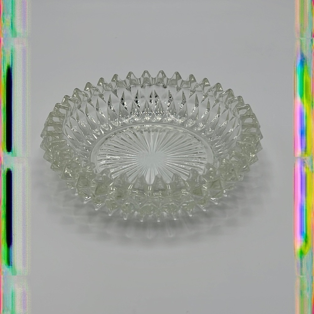 VINTAGE GLASS ASHTRAY - Picture 2 of 5